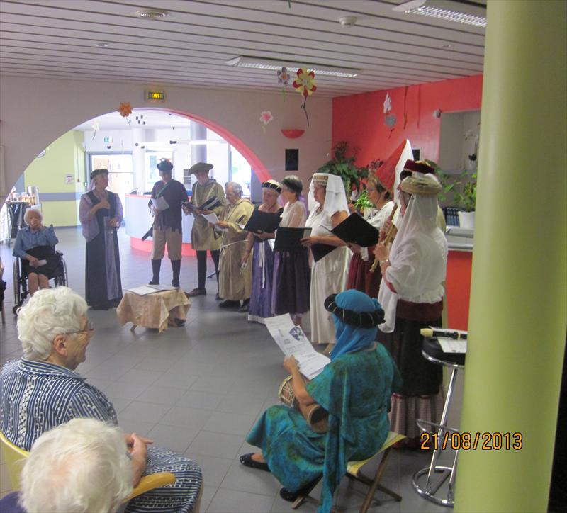 Douze membres de VIVACE devant les résidents